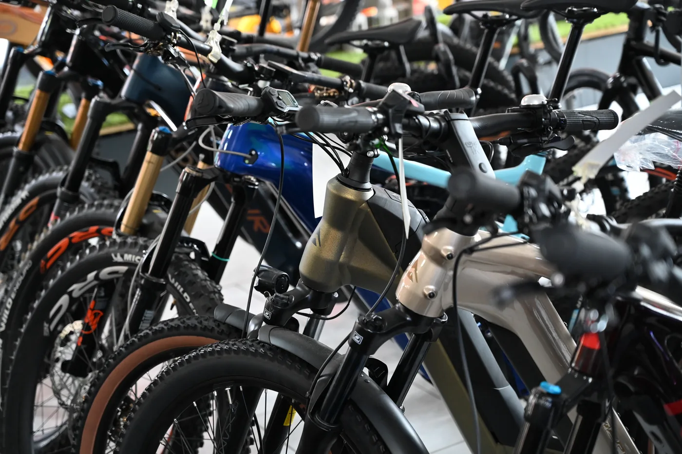 VTT électrique enduro tout-terrain Mondraker en magasin